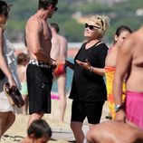 Hugh Jackman y Deborra Lee Furness charlan en la playa de Saint-Tropez