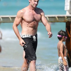 Hugh Jackman luce su torso desnudo por la orilla en Saint-Tropez