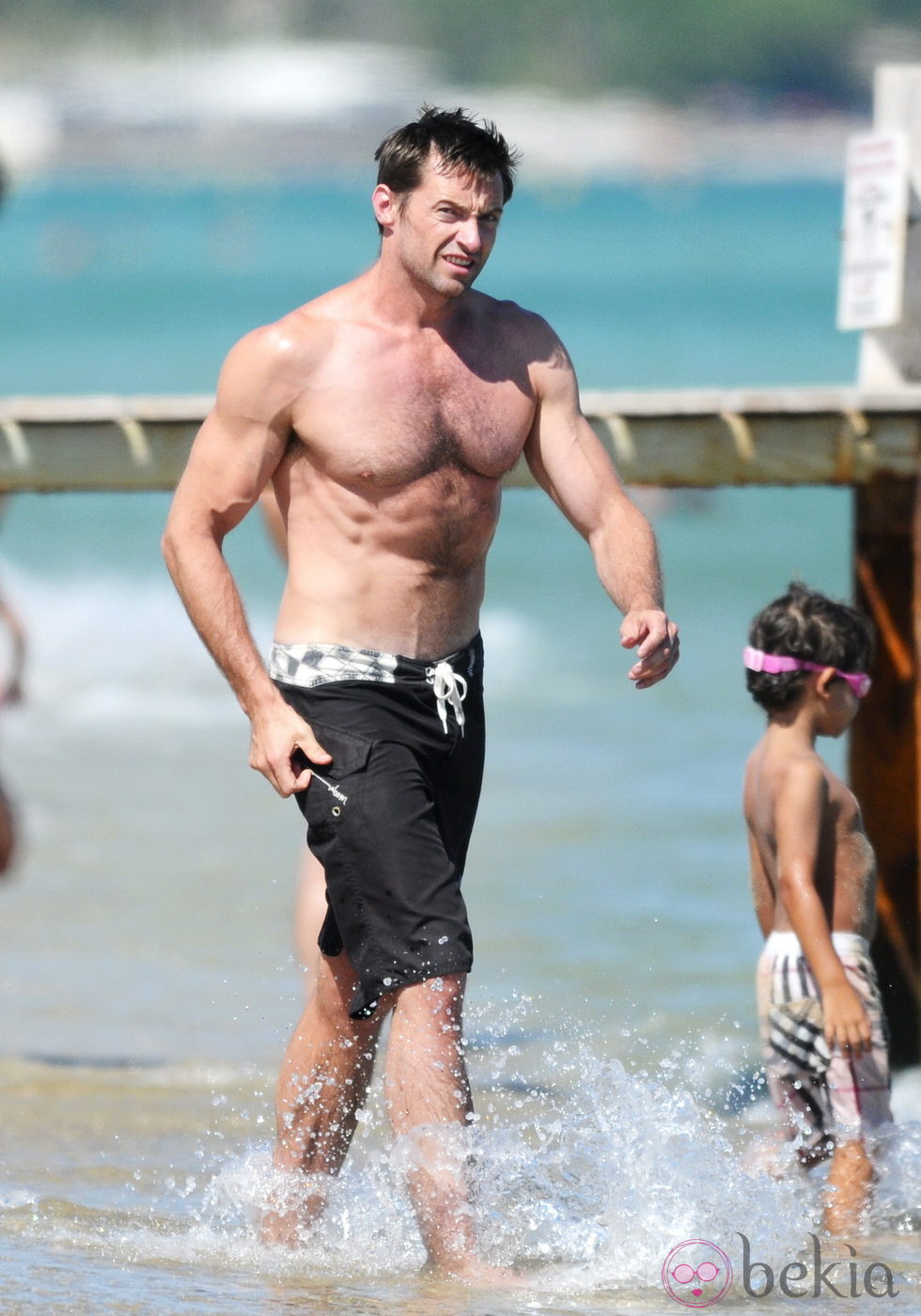 Hugh Jackman luce su torso desnudo por la orilla en Saint-Tropez