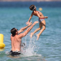 Hugh Jackman lanza a su hija Ava al mar en Saint-Tropez