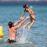 Hugh Jackman lanza a su hija Ava al mar en Saint-Tropez