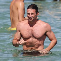 Hugh Jackman presume de torso desnudo bañándose en el mar en Saint-Tropez