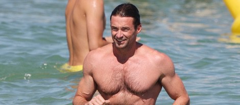 Hugh Jackman presume de torso desnudo bañándose en el mar en Saint-Tropez
