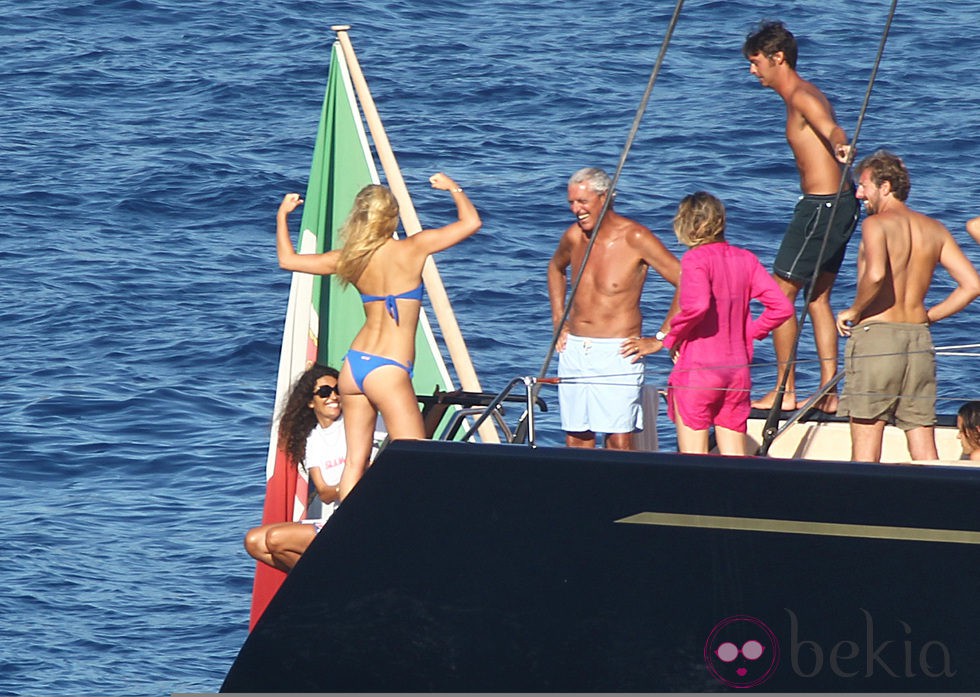Bar Refaeli presume de 'músculos' ante sus amigos en un barco en Portofino