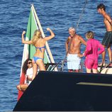 Bar Refaeli presume de 'músculos' ante sus amigos en un barco en Portofino