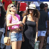 Bar Refaeli ríe junto a una amiga mientras dan un paseo por Portofino