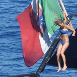 Bar Refaeli salta al agua desde un barco en Portofino