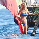 Bar Refaeli luce su cuerpo en bikini en Portofino