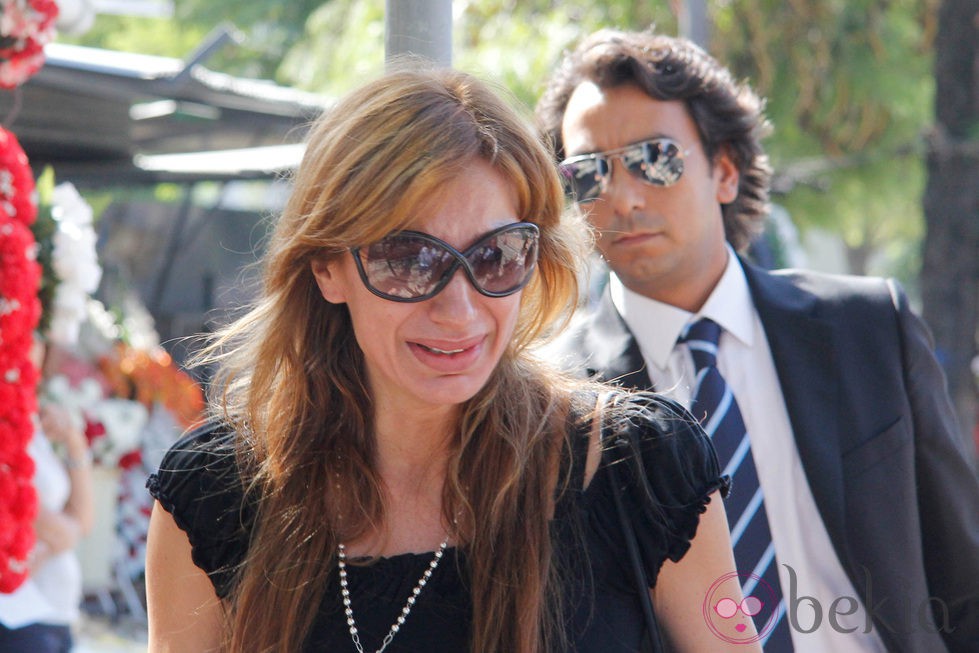 Kika Aparicio rota de dolor en el funeral de su madre, Maleni Loreto