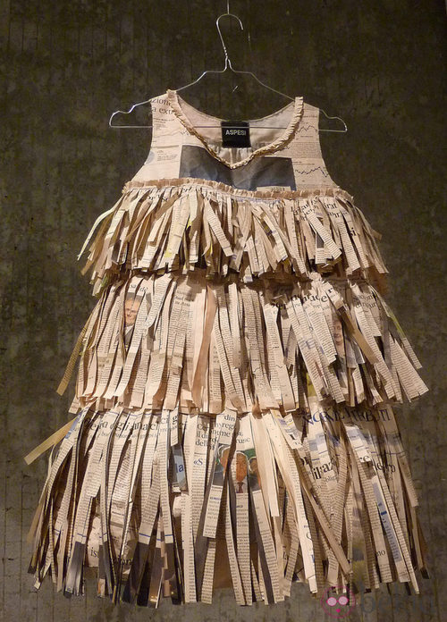 Vestido de papel con flecos como arte conceptual