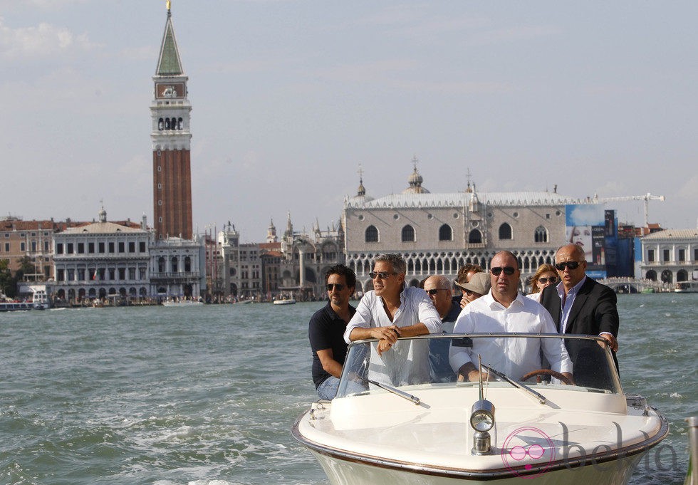 George Clooney navega por Venecia antes de presentar su película en la Mostra