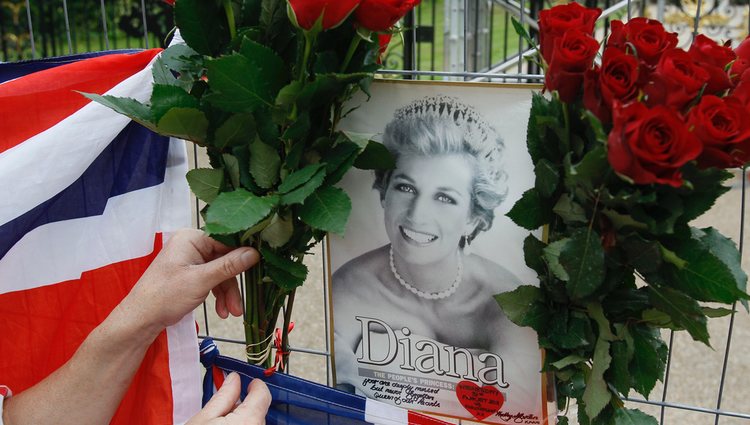Flores para rendir homenaje a Lady Di 14 años después de su muerte