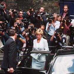 La Princesa Diana de Gales con un mar de fotógrafos