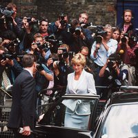 La Princesa Diana de Gales con un mar de fotógrafos