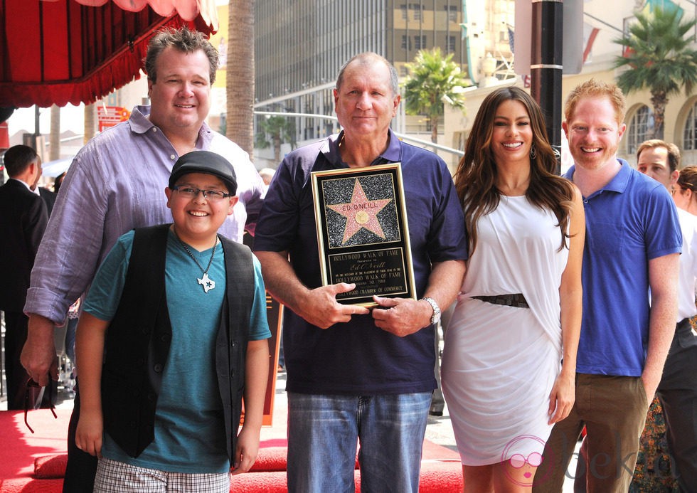 Ed O'Neill posa con su estrella y sus compañeros de 'Modern Family'