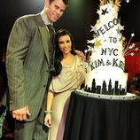 Kim Kardashian y Kris Humphries con la tarta de su fiesta de recién casados