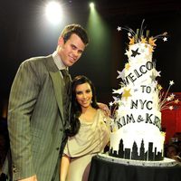 Kim Kardashian y Kris Humphries con la tarta de su fiesta de recién casados