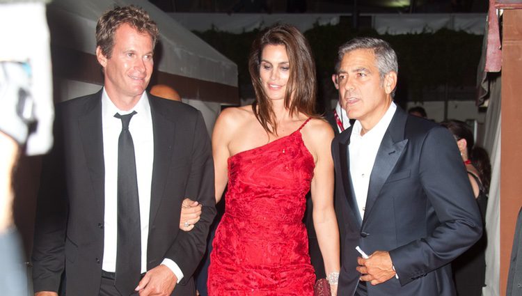 George Clooney, Cindy Crawford y Rande Gerber en la ceremonia de apertura de la Mostra