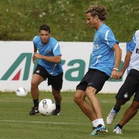 Diego Forlán se entrena con sus compañeros del Inter de Milán