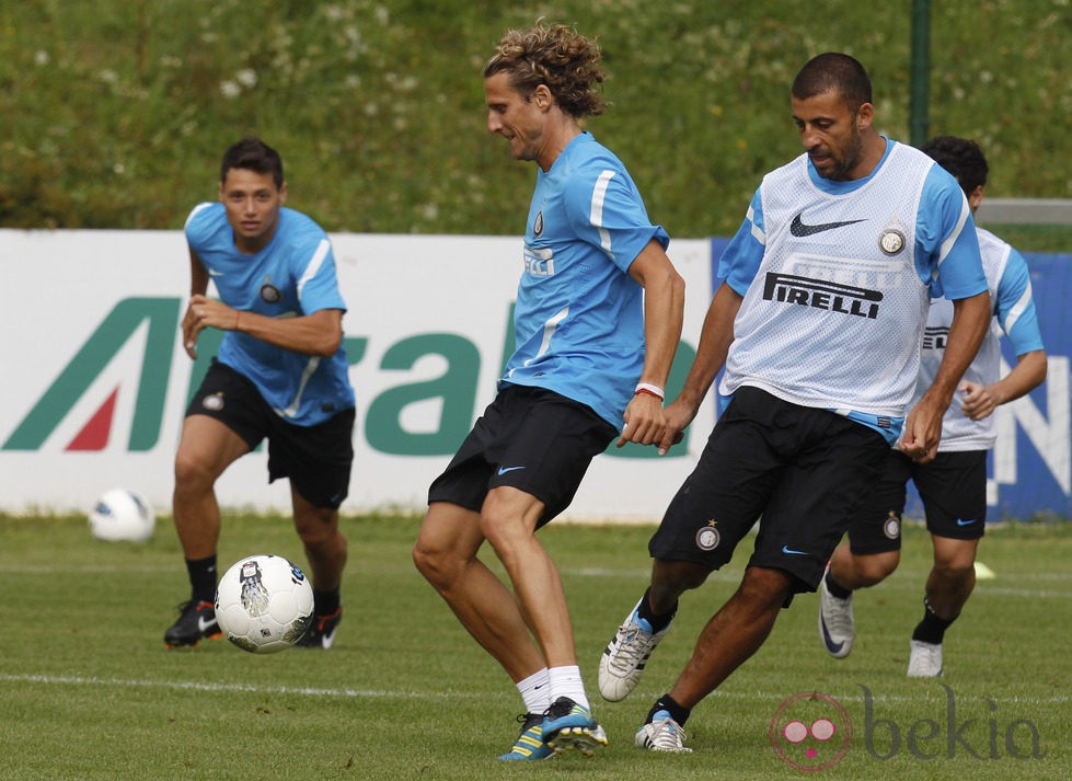 Diego Forlán se entrena con sus compañeros del Inter de Milán