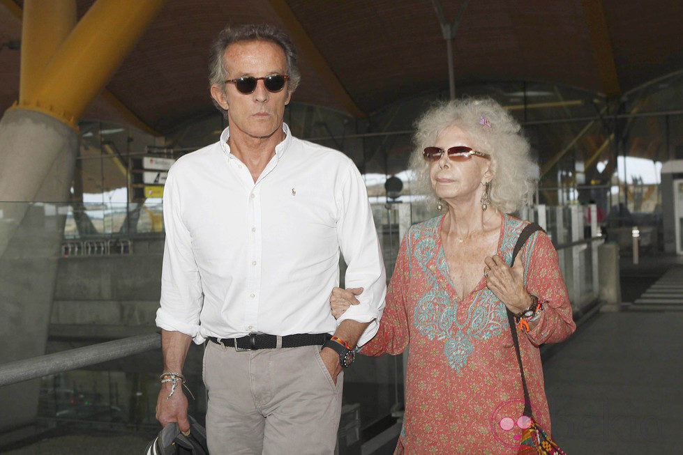 Cayetana de Alba y Alfonso Díez en el aeropuerto de Barajas