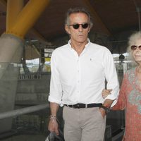 Cayetana de Alba y Alfonso Díez en el aeropuerto de Barajas