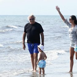 Flavio Briatore, Elisabetta Gregoraci y su hijo en la playa