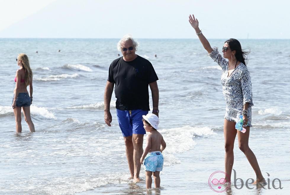 Flavio Briatore, Elisabetta Gregoraci y su hijo en la playa