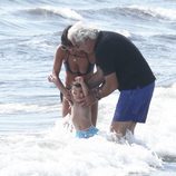 Flavio Briatore y Elisabetta Gregoraci saltan olas con su hijo en Italia