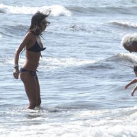 Flavio Briatore y Elisabetta Gregoraci con su hijo en la playa
