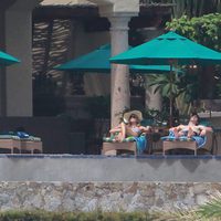 Nick Jonas y Delta Goodrem se relajan en México