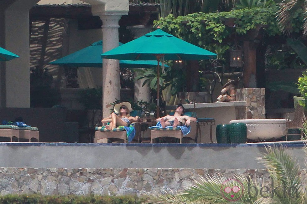 Nick Jonas y Delta Goodrem se relajan en México