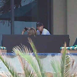 Nick Jonas junto a su novia, Delta Goodrem, en México