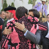Fran y Cayetano Rivera se abrazan en la corrida Goyesca de Ronda