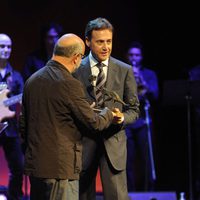 Matías Prats recibe un premio en el clausura del FesTVal de Vitoria