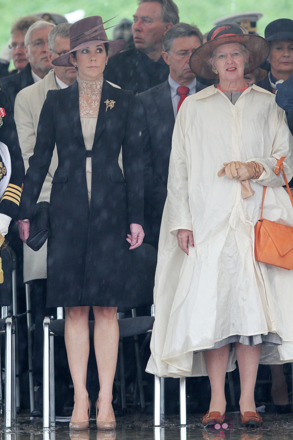 La Reina Margarita de Dinamarca y la Princesa Mary en un homenaje a los soldados caídos
