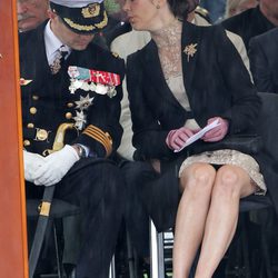 Los Príncipes Federico y Mary de Dinamarca charlan durante el homenaje a los soldados caídos