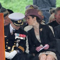 Los Príncipes Federico y Mary de Dinamarca charlan durante el homenaje a los soldados caídos