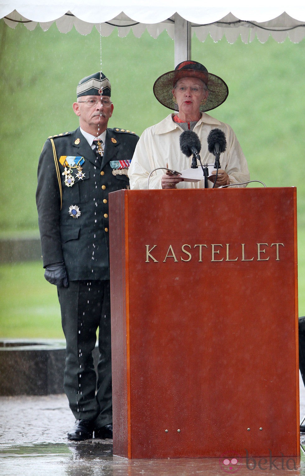 La Reina Margarita de Dinamarca da un discurso en un homenaje a los soldados caídos