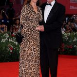 John Hurt y Anwen Rees Meyers en el estreno de 'Tinker, Taylor' en la Mostra de Venecia