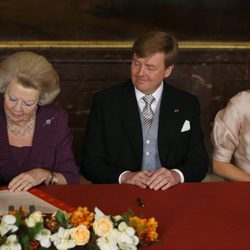 La Reina Beatriz firma el Acta de Abdicación junto a Guillermo y Máxima de Holanda