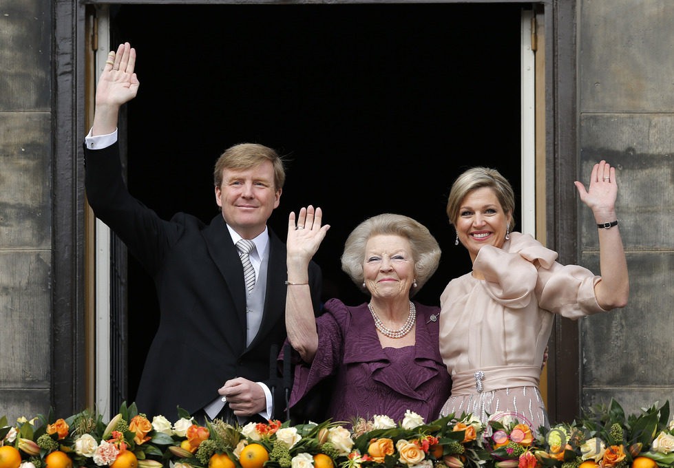 Beatriz de Holanda y los Reyes Guillermo y Máxima saludan tras la abdicación