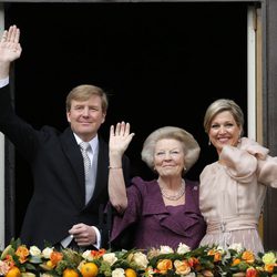 Beatriz de Holanda y los Reyes Guillermo y Máxima saludan tras la abdicación