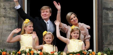Guillermo y Máxima y sus hijas saludan tras la abdicación de Beatriz de Holanda