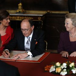 Fred de Graaf firma el Acta de Abdicación de Beatriz de Holanda