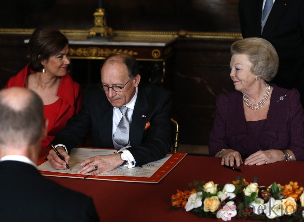 Fred de Graaf firma el Acta de Abdicación de Beatriz de Holanda