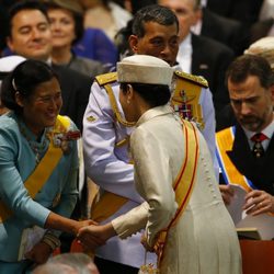 Los príncipes Naruhito y Masako de Japón saludan a la Princesa Sirindhorn de Thailandia