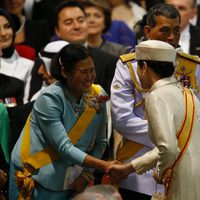 Los príncipes Naruhito y Masako de Japón saludan a la Princesa Sirindhorn de Thailandia