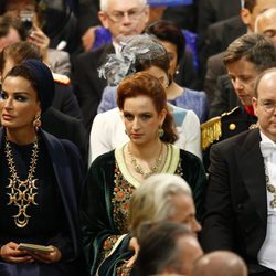 Mozah de Qatar, la Princesa Lala Salma de Marruecos y el Príncipe Alberto de Mónaco durante la investidura de Guillermo Alejandro de Holanda