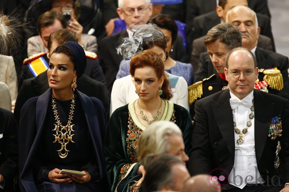 Mozah de Qatar, la Princesa Lala Salma de Marruecos y el Príncipe Alberto de Mónaco durante la investidura de Guillermo Alejandro de Holanda